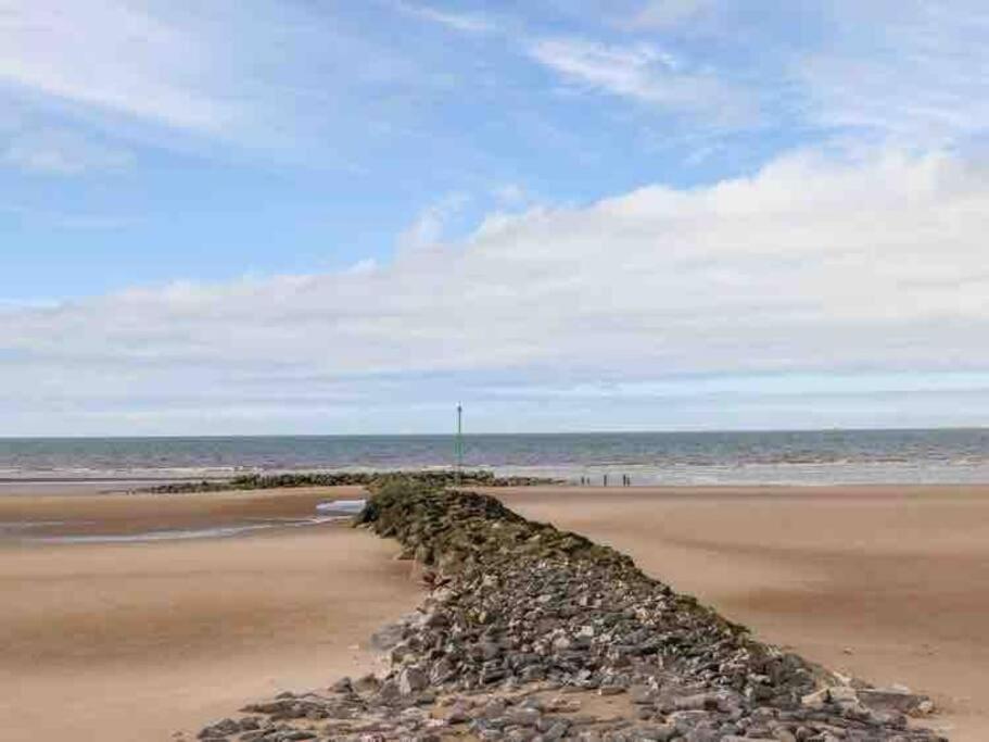Beeches Bach, 1 Bedroom Cottage With Hot Tub Prestatyn Exterior foto